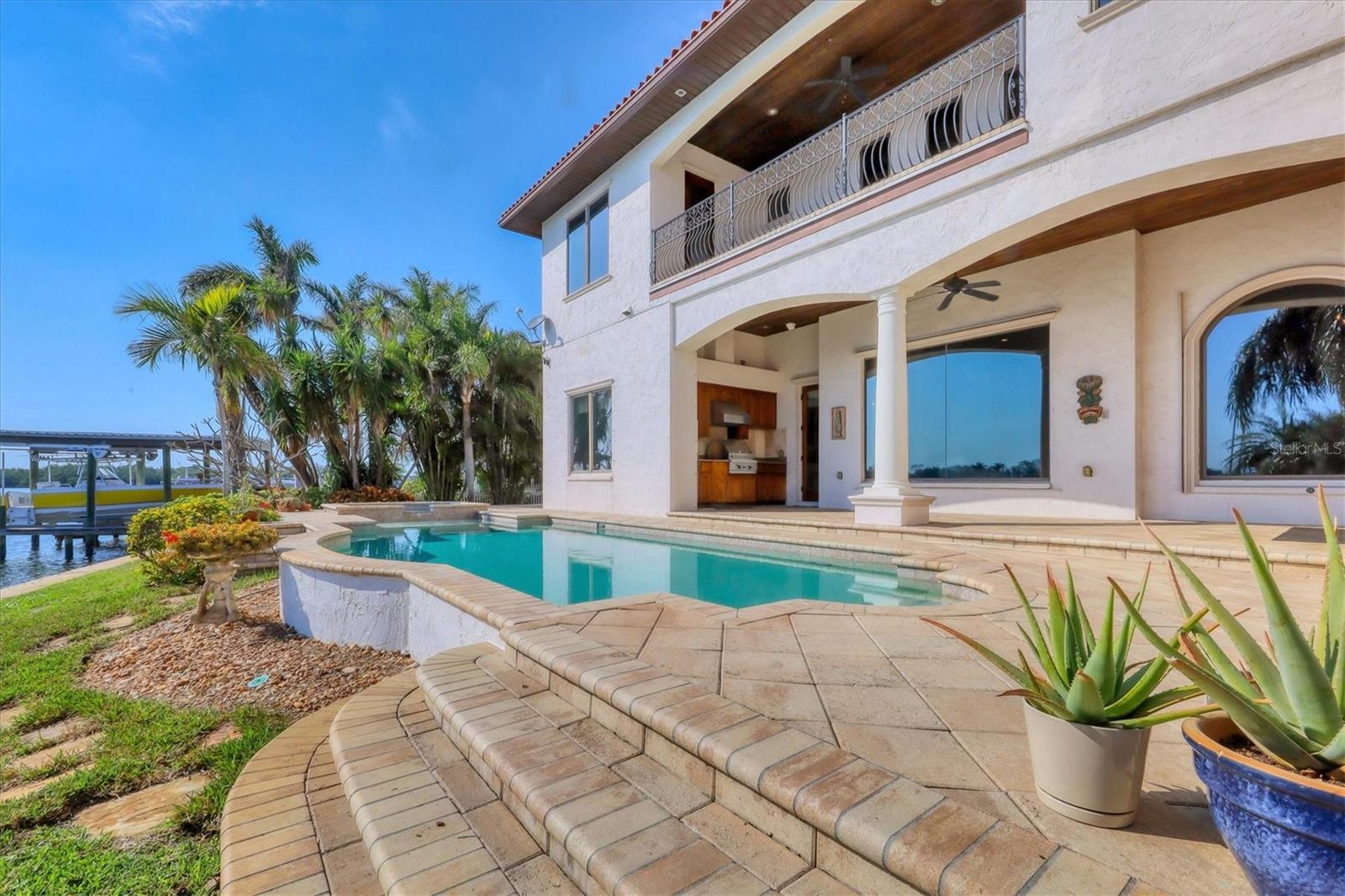 1097 EDEN ISLE DRIVE NE