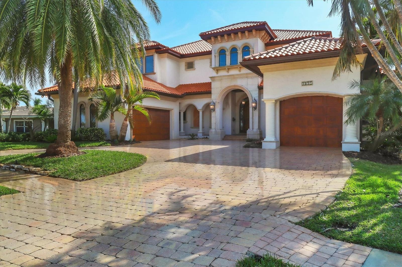 1097 EDEN ISLE DRIVE NE