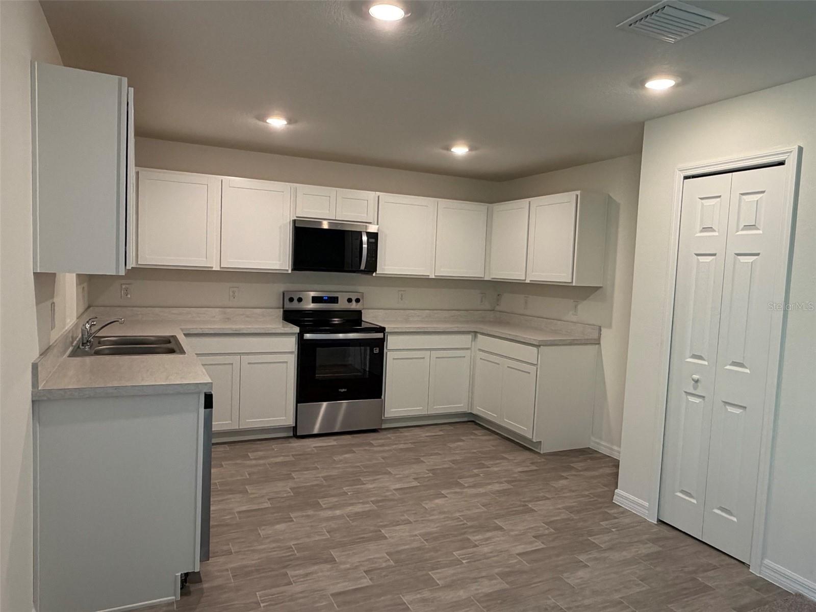 880 HUDSON VALLEY DRIVE