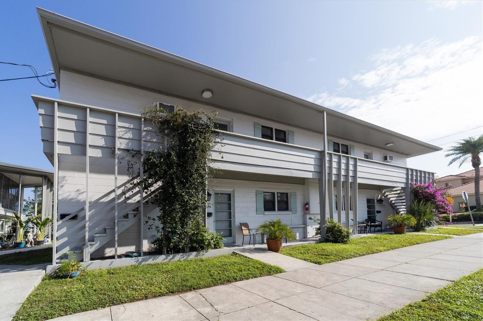 Enjoy this comfortable & spacious one bedroom apartment located in wonderful Southside Village, recently renovated, 1 block to Sarasota Memorial Hospital. Brand new pool with large deck to enjoy the summer heat. Easy walk to so many wonderful restaurants and cute boutique stores. Siesta Key and Lido Key beaches 10 minutes away. More information can be found here https://www.southsidevillageresort.com/comfy-coastal-king-apt-on-the-hyde-park-sarasota-florida-orp5b580c3x
Multiple units available