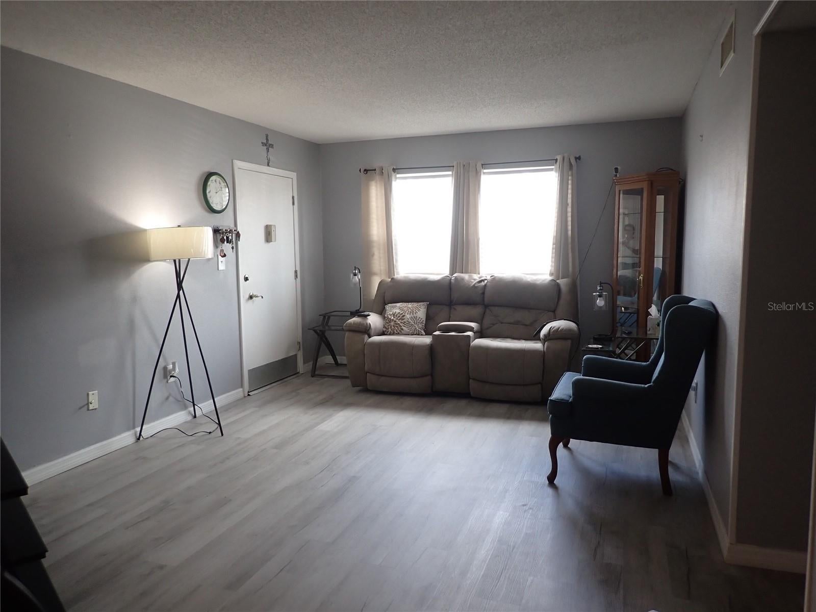 4158 TAMIAMI TRAIL J5