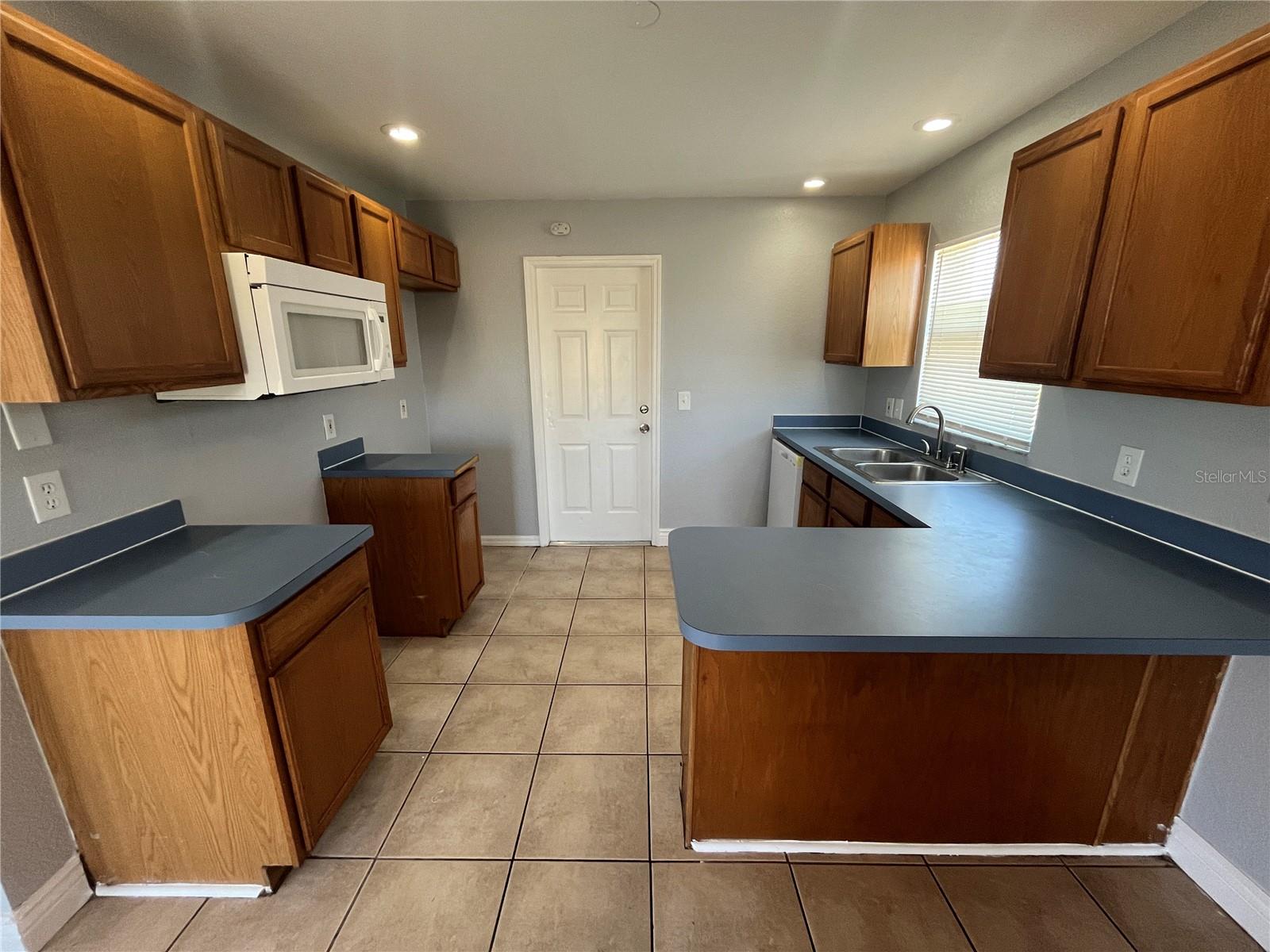 MCLEOD GARDENS PH 02 - Residential Lease