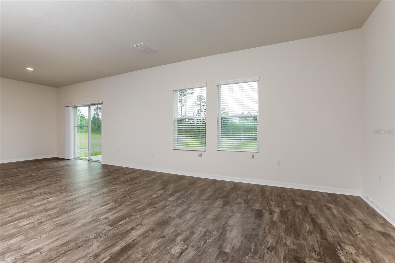 COASTAL WOODS UN B2 - Residential Lease