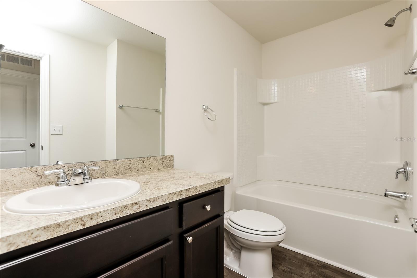 COASTAL WOODS UN B2 - Residential Lease