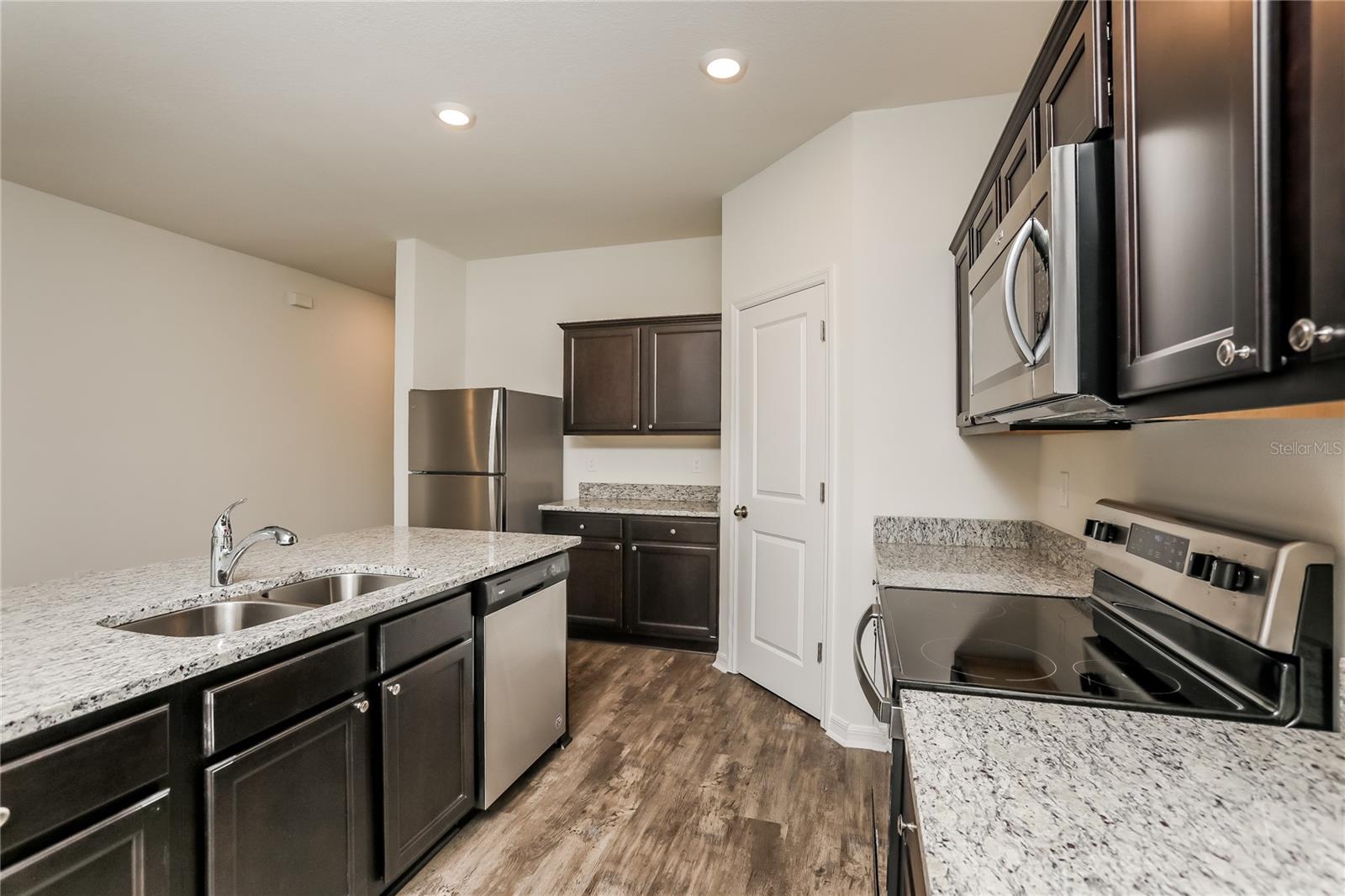 COASTAL WOODS UN B2 - Residential Lease