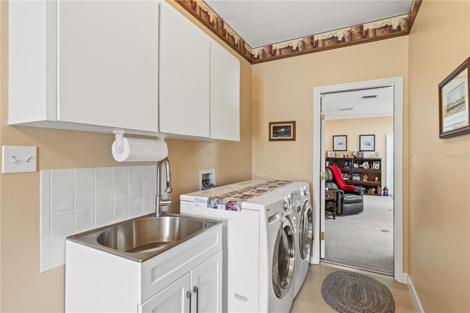 THAT PART OF SW1/2 OF NW1/4 OF NW1/4 LYING W OF SR - Residential