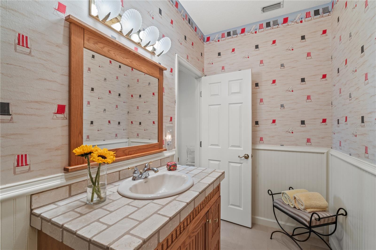 THAT PART OF SW1/2 OF NW1/4 OF NW1/4 LYING W OF SR - Residential