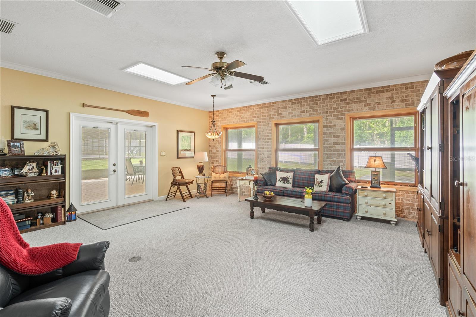 THAT PART OF SW1/2 OF NW1/4 OF NW1/4 LYING W OF SR - Residential