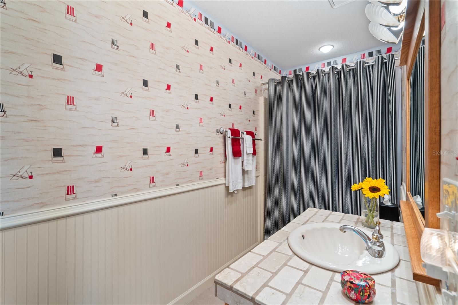 THAT PART OF SW1/2 OF NW1/4 OF NW1/4 LYING W OF SR - Residential