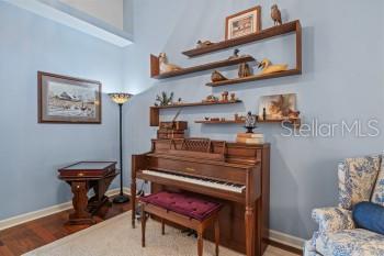 THAT PART OF SW1/2 OF NW1/4 OF NW1/4 LYING W OF SR - Residential