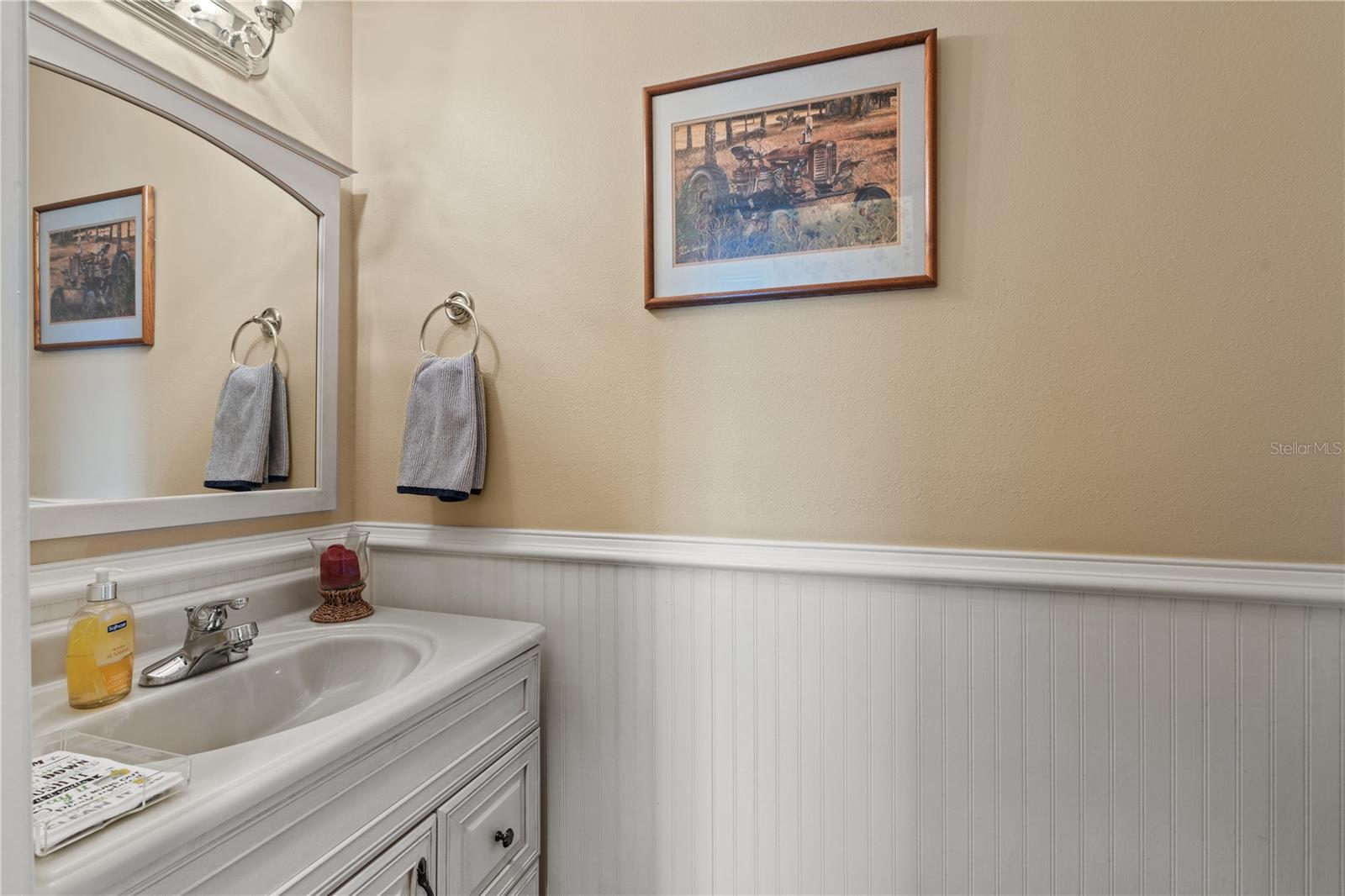 THAT PART OF SW1/2 OF NW1/4 OF NW1/4 LYING W OF SR - Residential