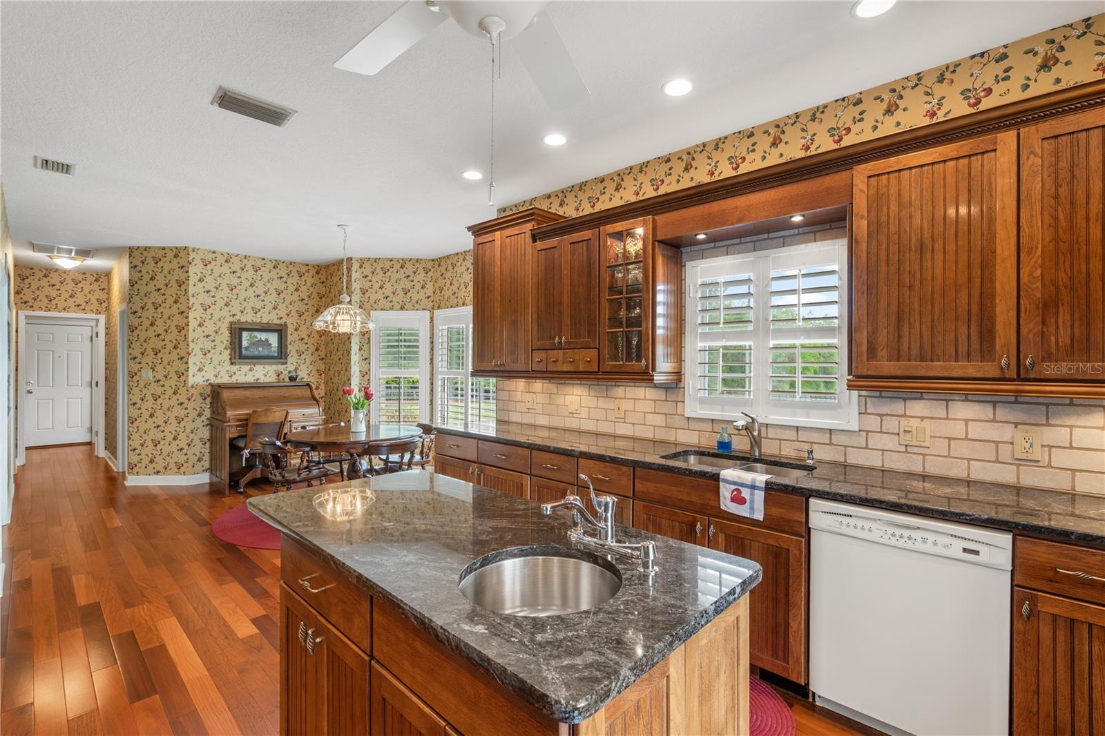 THAT PART OF SW1/2 OF NW1/4 OF NW1/4 LYING W OF SR - Residential