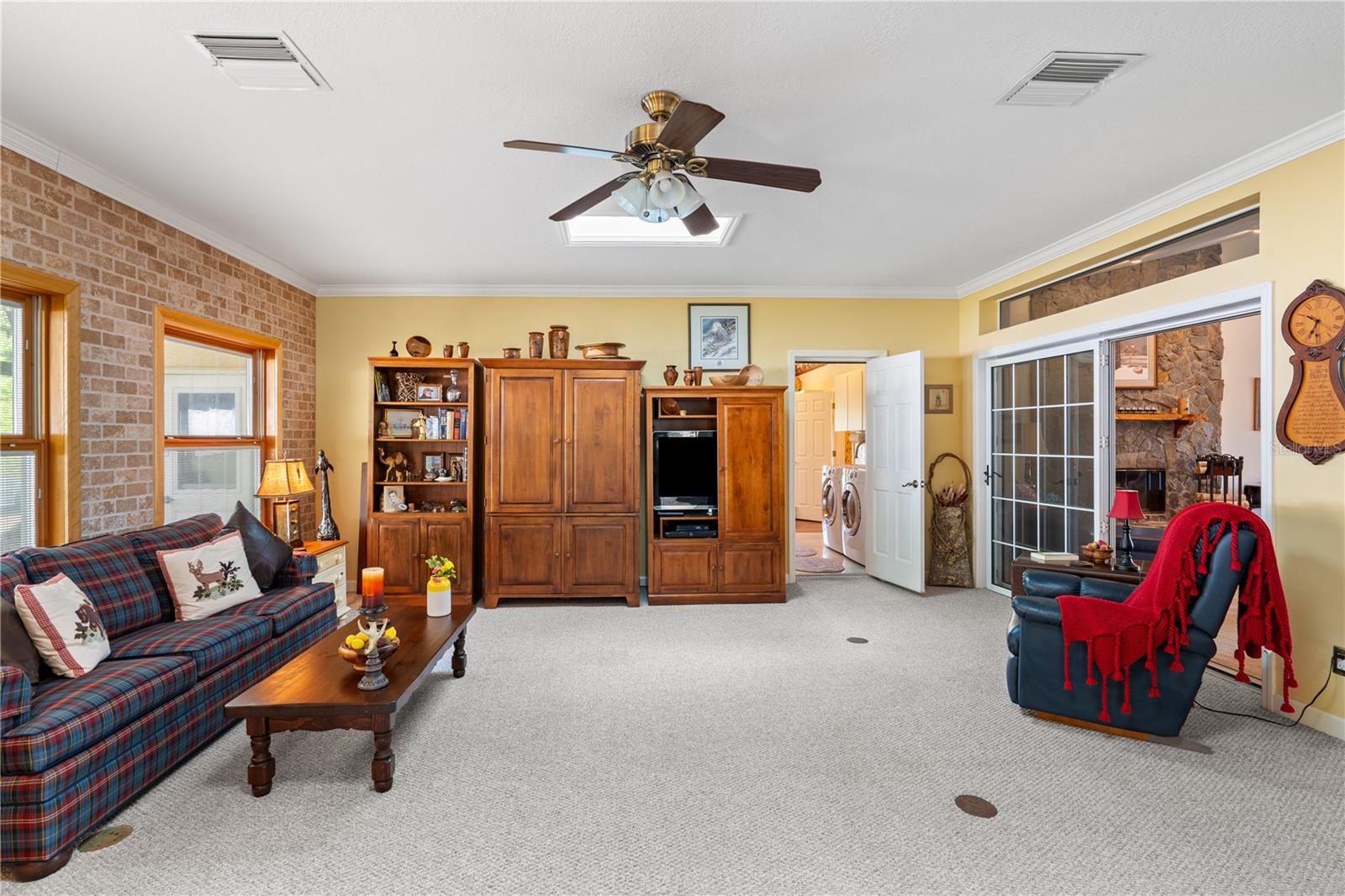 THAT PART OF SW1/2 OF NW1/4 OF NW1/4 LYING W OF SR - Residential