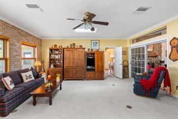 THAT PART OF SW1/2 OF NW1/4 OF NW1/4 LYING W OF SR - Residential