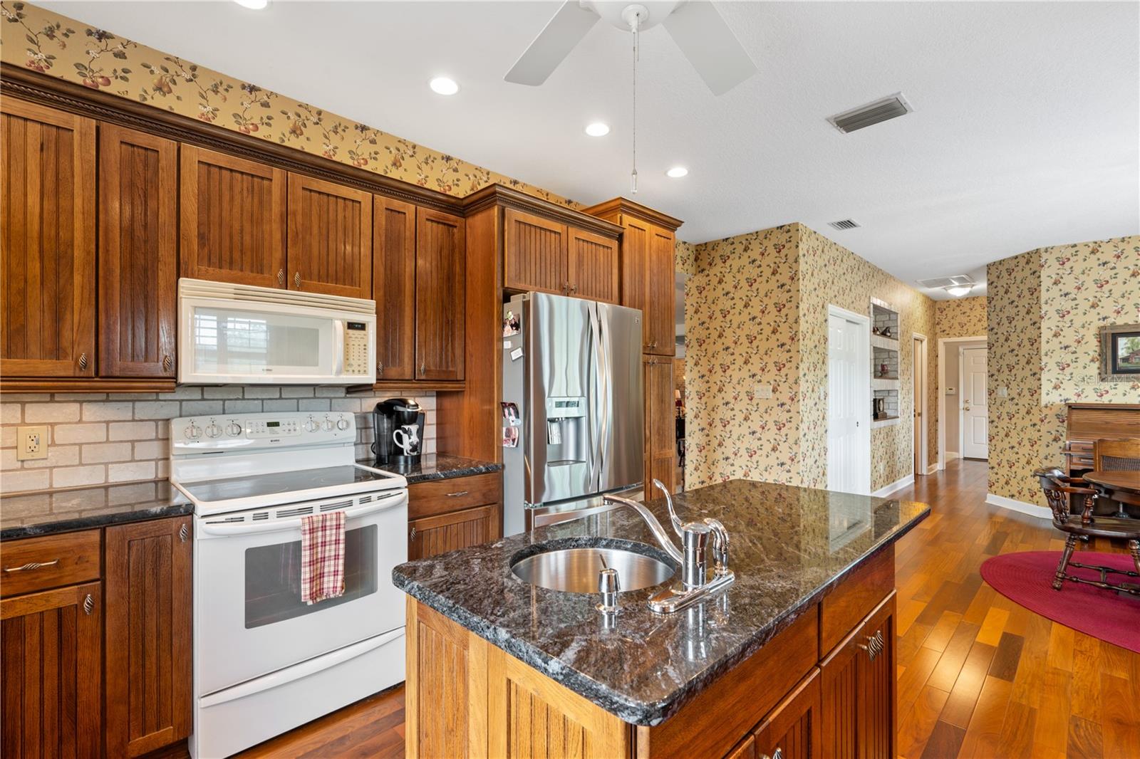 THAT PART OF SW1/2 OF NW1/4 OF NW1/4 LYING W OF SR - Residential