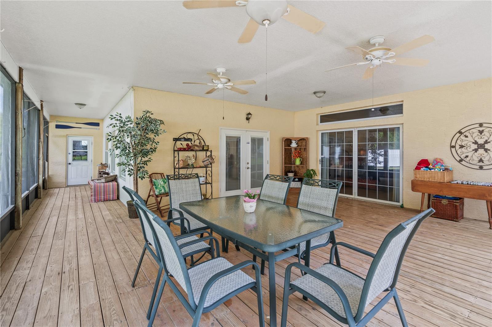 THAT PART OF SW1/2 OF NW1/4 OF NW1/4 LYING W OF SR - Residential