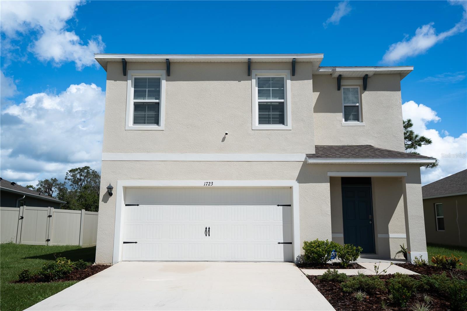 Come see this beautiful 5-bedroom, 3-bath, two-story home with over 2,500 sq. ft. of living space and a bright open floor plan. The first floor includes a flexible bedroom/office space, while the upstairs features a spacious primary suite and three additional bedrooms and loft. The modern kitchen flows into generous living areas, perfect for entertaining. Situated on a large lot with a two-car garage, the home provides plenty of outdoor potential for a pool or garden. Located in the family-friendly Lake Charles Resort community, you’ll enjoy convenience to schools, shopping, and major highways. This move-in-ready home combines comfort, style, and value in one of Davenport’s most desirable areas.