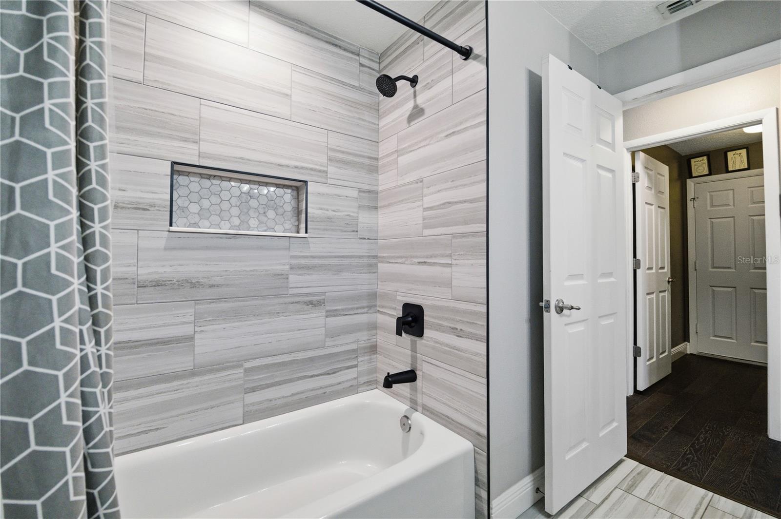 SUMMER LAKES - Residential