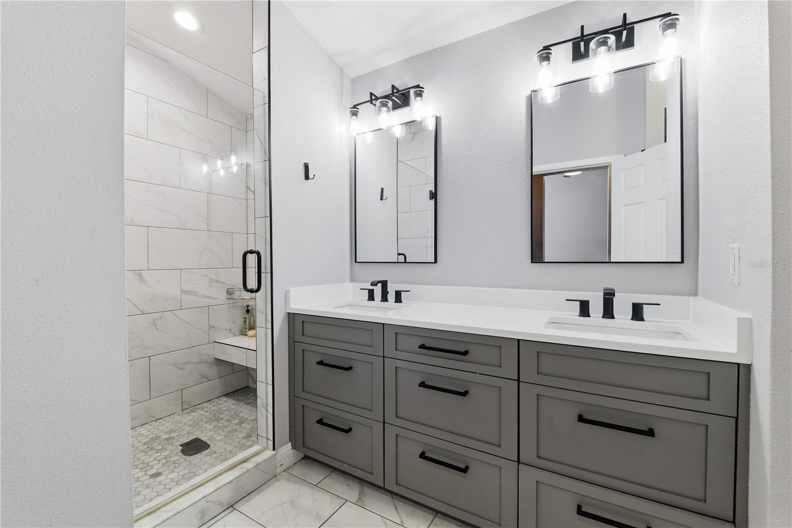 SUMMER LAKES - Residential