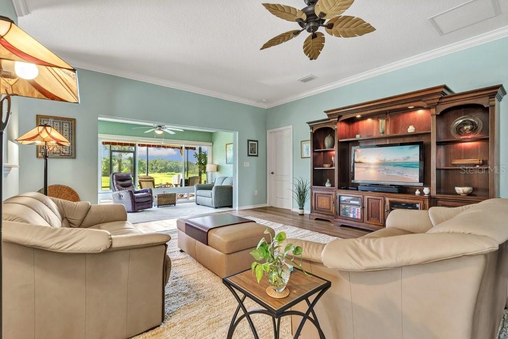 5811 GREENBRIAR LOOP