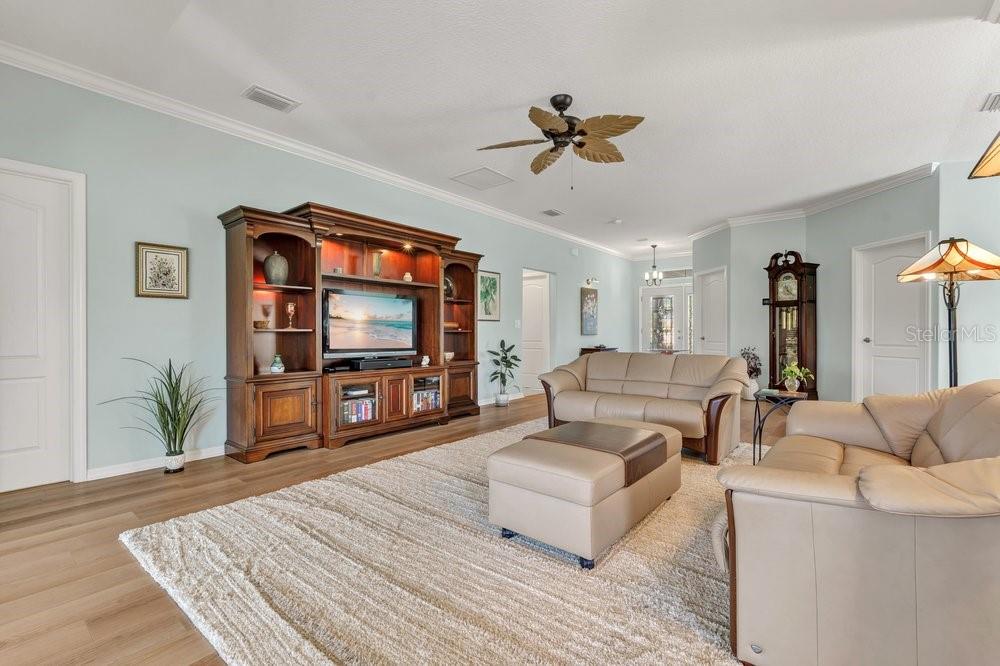 5811 GREENBRIAR LOOP