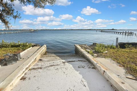 A home in ELLENTON