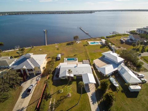 A home in ELLENTON