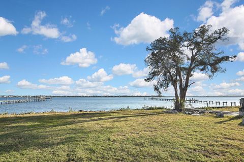 A home in ELLENTON