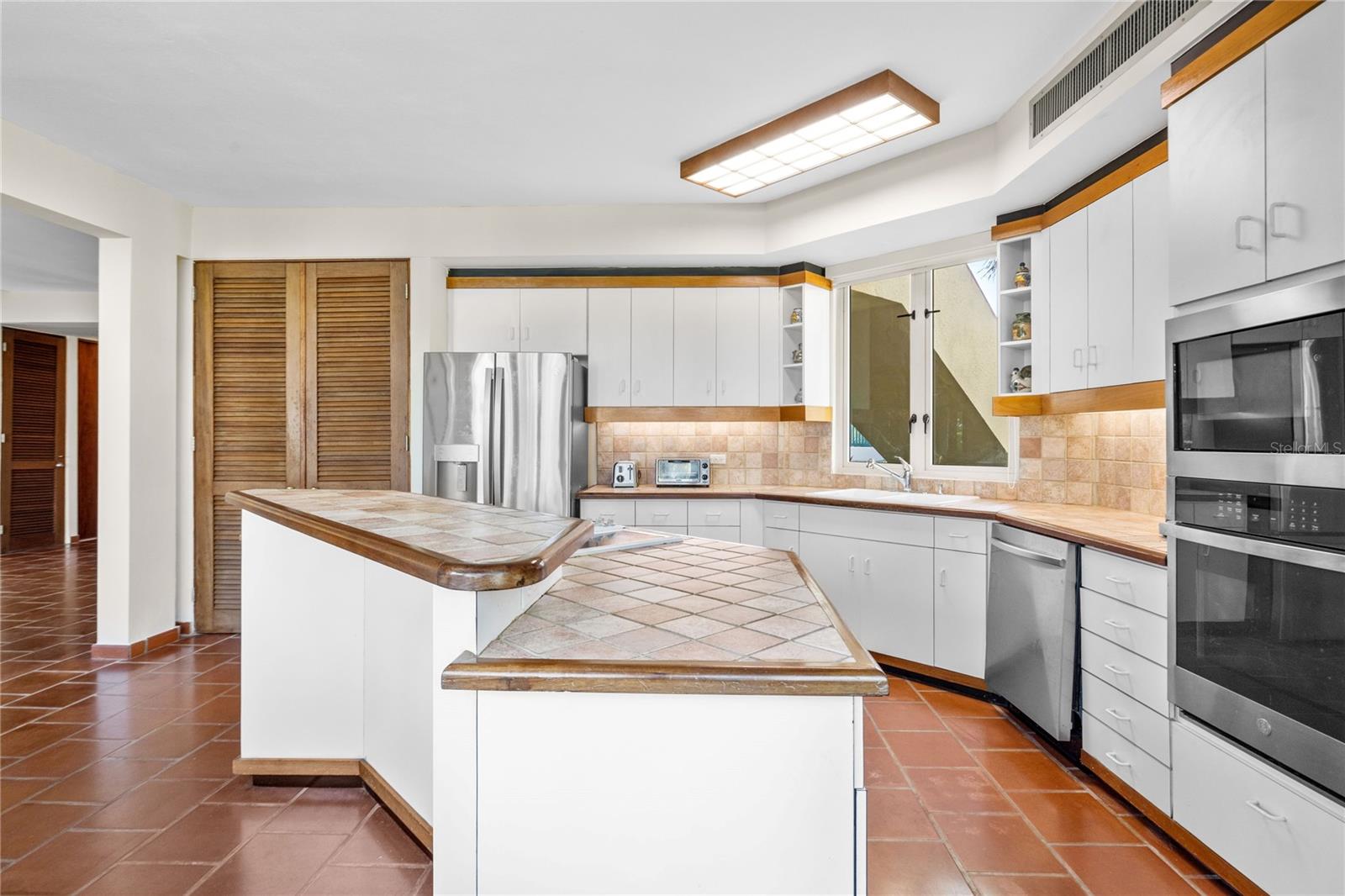 LAKE SIDE VILLAS - Residential