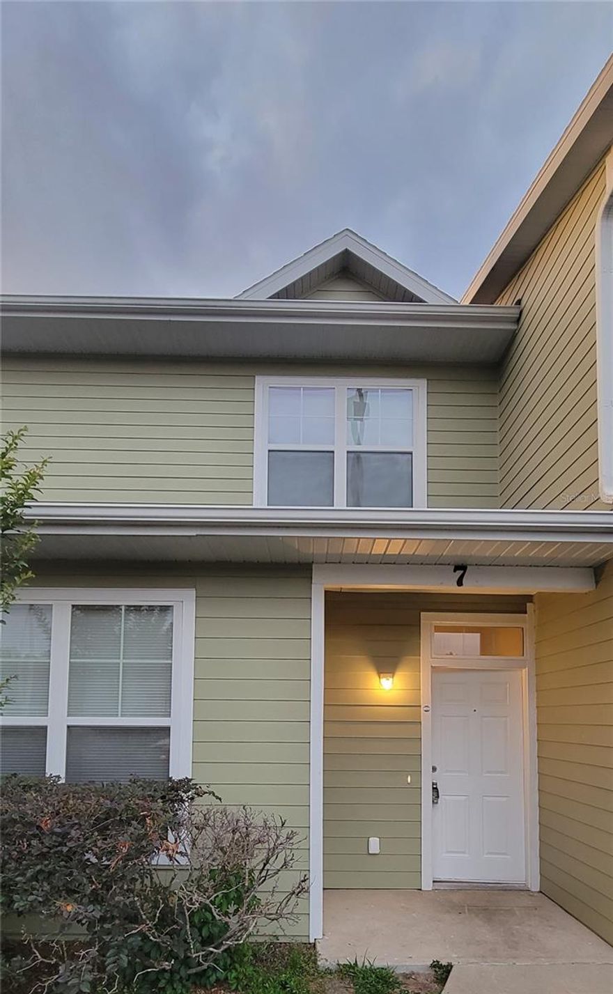 3/2.5 (Eagle Trace) Charming, 2 story updated townhome. Unit is in a great location, convenient to UF, Shands, schools, shopping & restaurants. Tiled entry area. With a one-bedroom downstairs. This bedroom has a full bath and large walk in closet. Bathroom has tiled shower stall and 1 sink vanity. Half bath and extra storage closet in 1st floor entryway. Beautiful kitchen with plenty of cabinet and counter space, and white appliances. Large carpeted living room with sliding doors that lead to a large screened in porch – with extra added storage closet. 2 bedrooms upstairs with a full shared bath. Bathroom has tiled floors, tub. shower combo and 1 sink vanity. Washer and dryer closet with connections and extra storage. THIS UNIT HAS SO MUCH STORAGE/ CLOSET SPACE :) Community pool, gym and club house 1 small pet allowed **Renter's insurance required**

Available : 03/11/2026