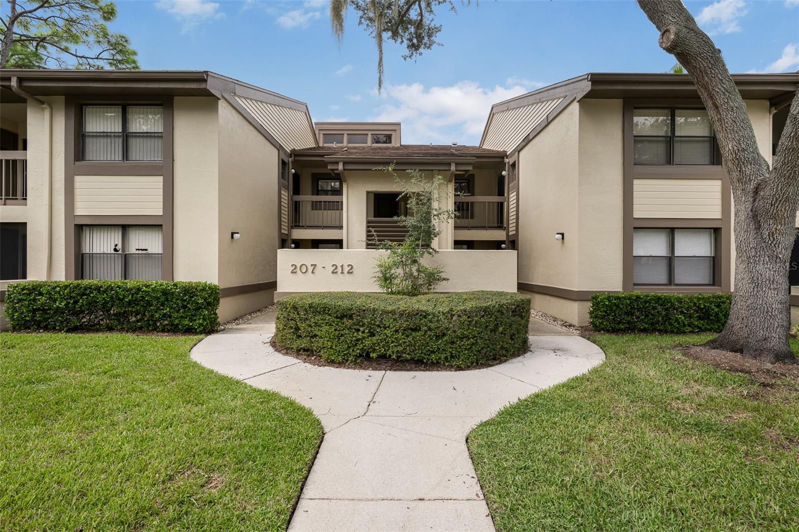 210 WOODLAKE WYNDE