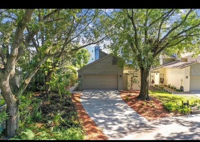 Private room with en-suite bathroom available in Sweetwater Oaks, right across the street from the University of South Florida (USF). Prime location close to major hospitals, Busch Gardens, shopping, dining, and easy access to I-275 and other major highways.
This rental offers:
Private bedroom and bathroom for your use
Shared access to kitchen, living room, dining room, and laundry
Home currently occupied by the owner, a quiet professional/student
Clean, well-maintained, and move-in ready
Perfect for students, medical professionals, or anyone seeking a convenient location near campus and Tampa’s top employers.