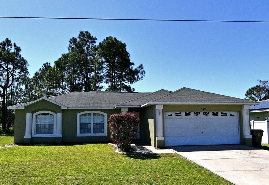 3 bedroom 2 bath Poinciana home GRANITE kitchen countertops and CERAMIC TILE throughout.!! Huge master suite with separate upgraded shower, and Garden Tub! A two car garage and a Utility shed in the backyard available for additional storage!

Bulk Internet and Cable is included
