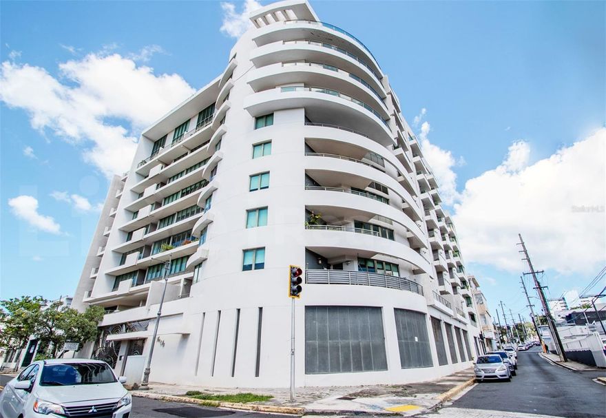 Apartment steps from the train station and a short distance from the best spots in town. 
Discover a hidden investment gem in the Sacred Heart neighborhood: a spacious 2,564 sq. ft. apartment boasting stunning views and a private corner location. This exceptional home features a unique terrace and two balconies, perfect for entertaining.
Inside, you'll find two bedrooms, a stylish living area, and a contemporary kitchen. The main suite offers ample space for a king-sized bed. Added conveniences include two parking spots and a full power generator. Embrace a luxurious lifestyle with access to the building's pool. Don't miss this opportunity!