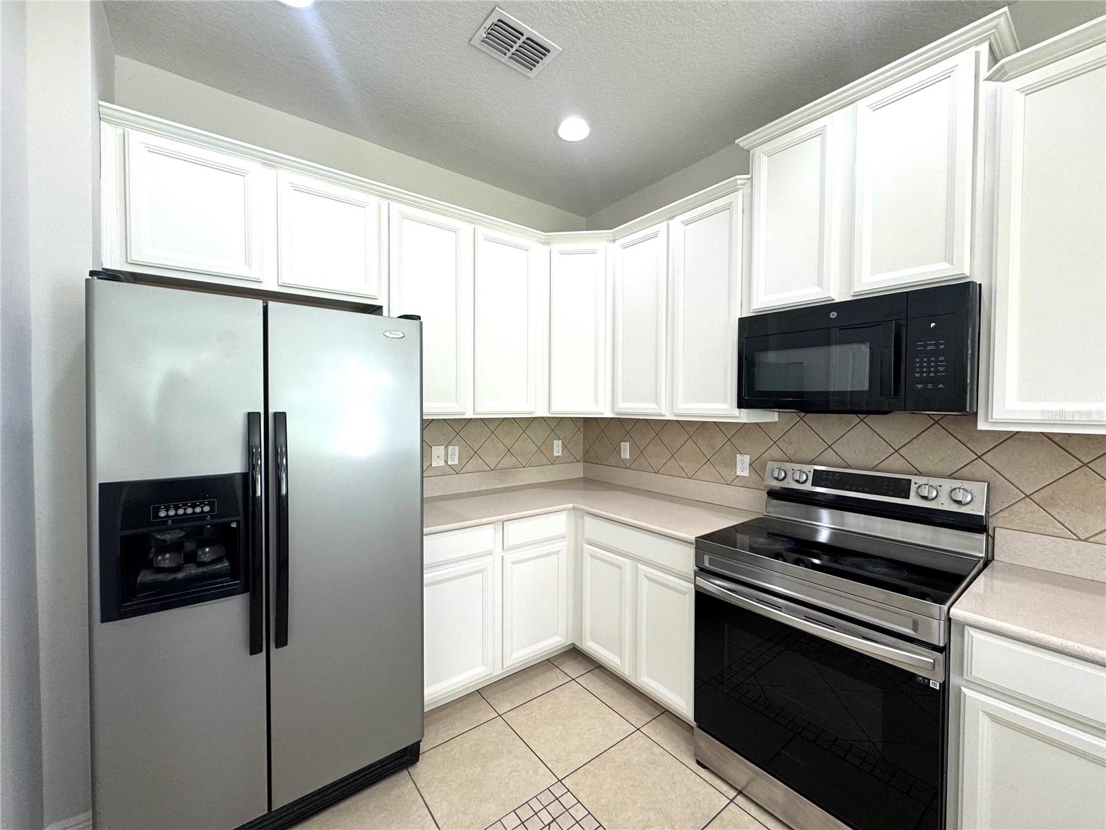RESERVE AT MEADOW LAKE - Residential Lease