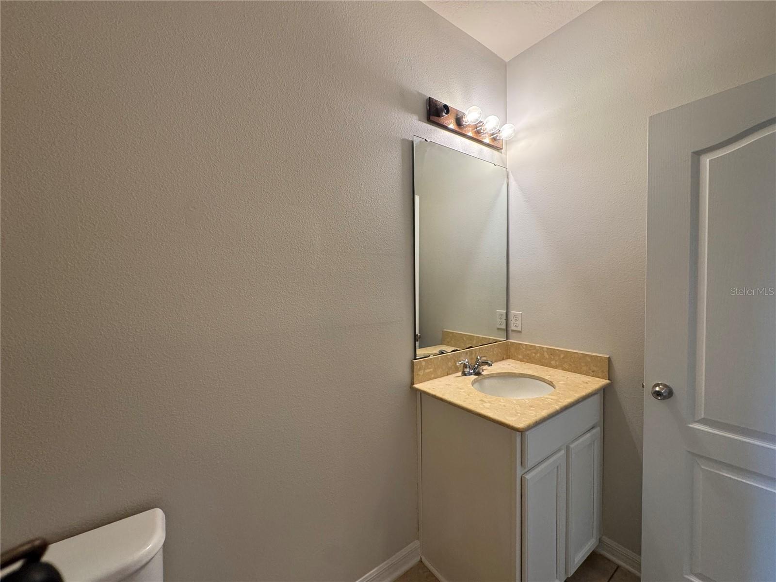 RESERVE AT MEADOW LAKE - Residential Lease