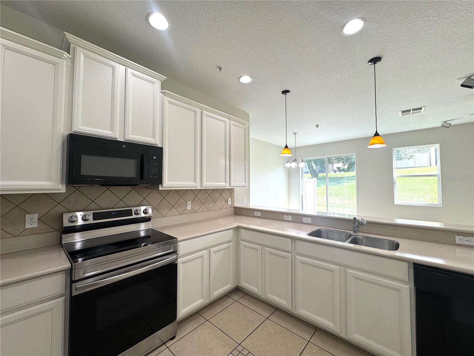 RESERVE AT MEADOW LAKE - Residential Lease