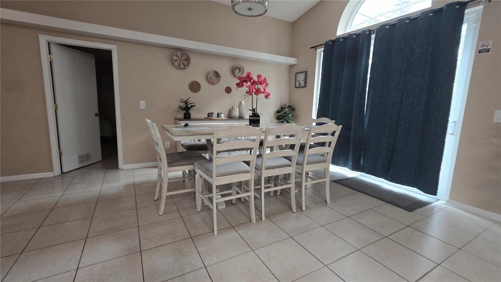 LINDFIELDS UN 1 - Residential Lease