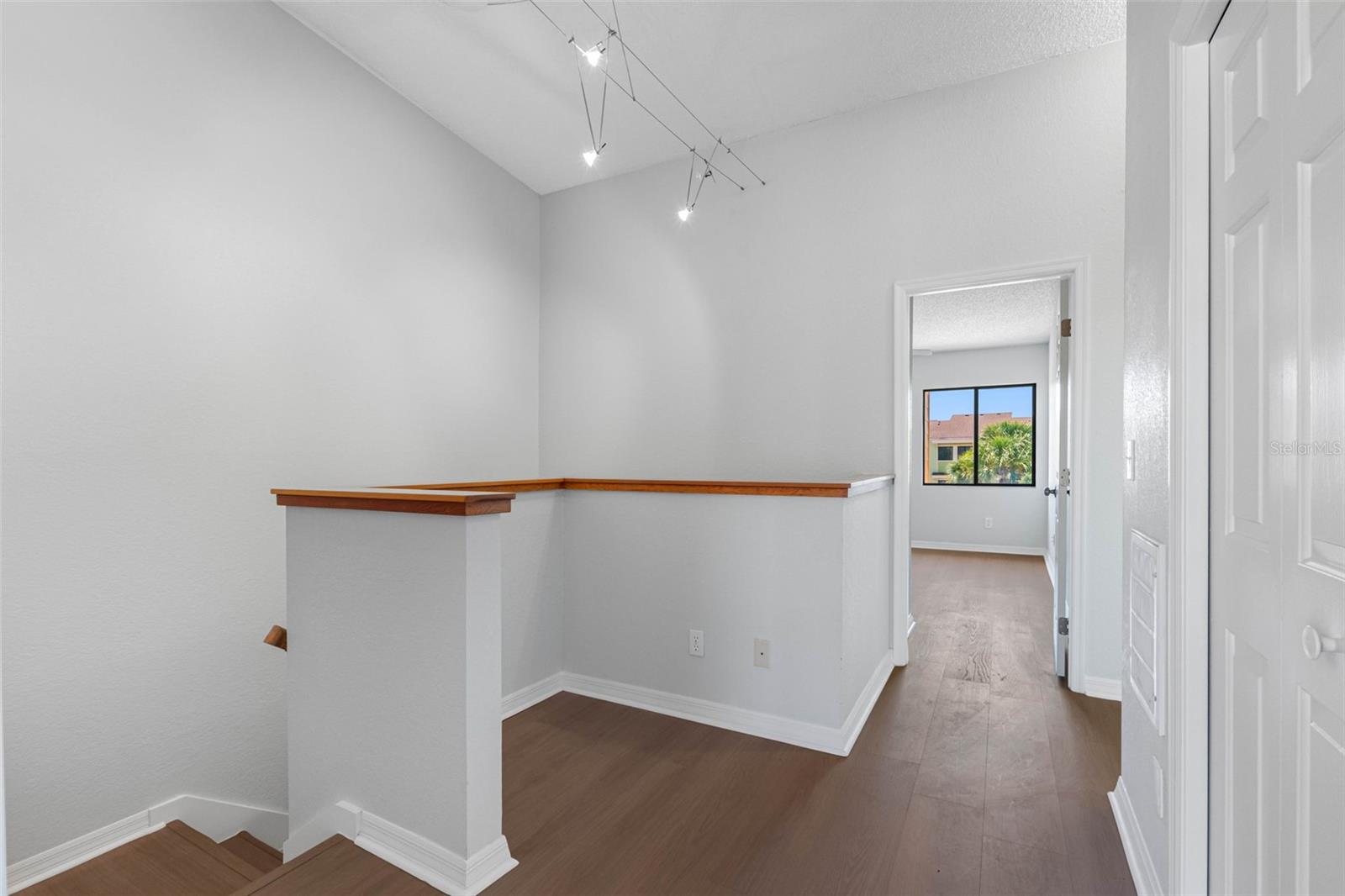 PARADISE VILLAGE TWNHMS - Residential