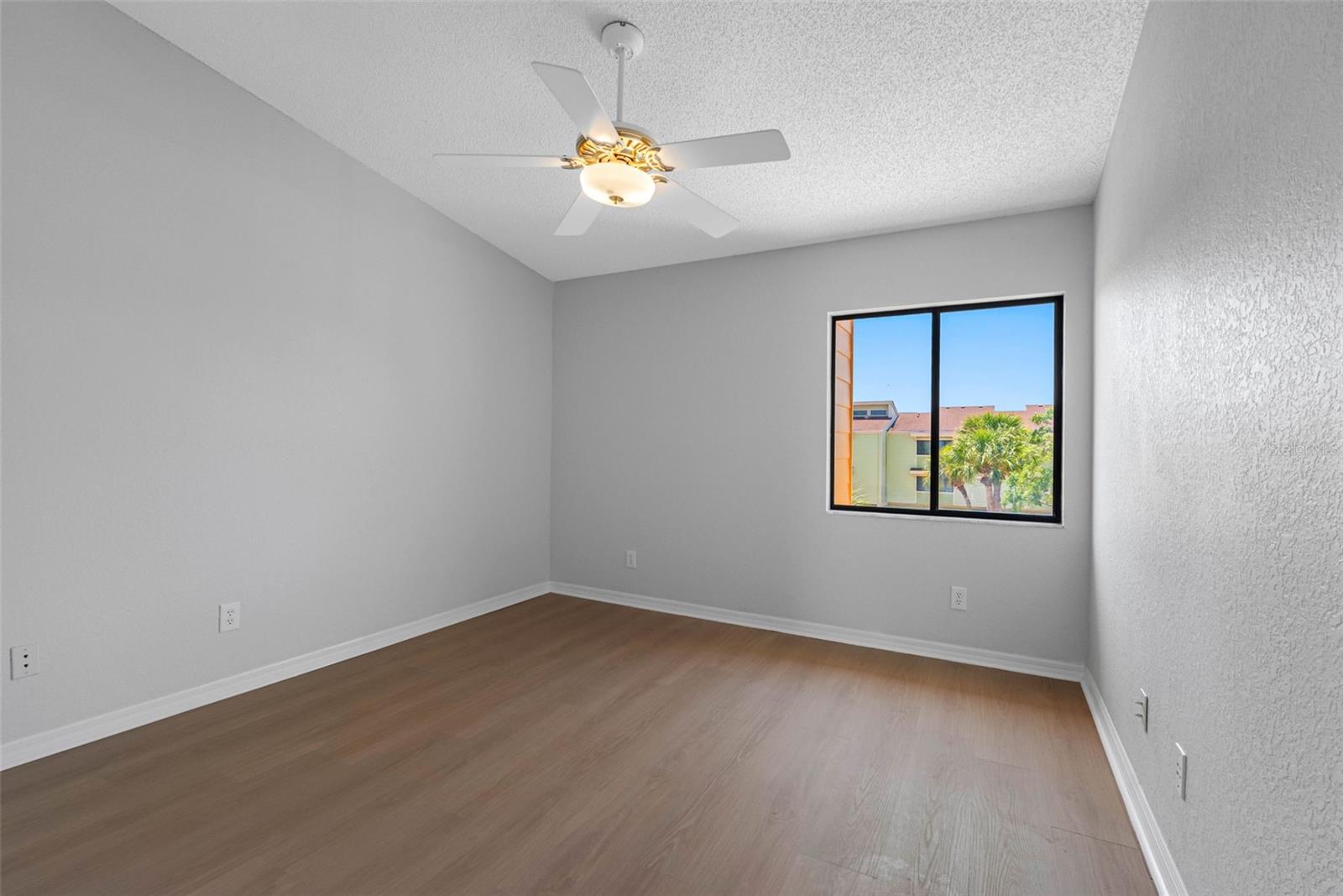 PARADISE VILLAGE TWNHMS - Residential