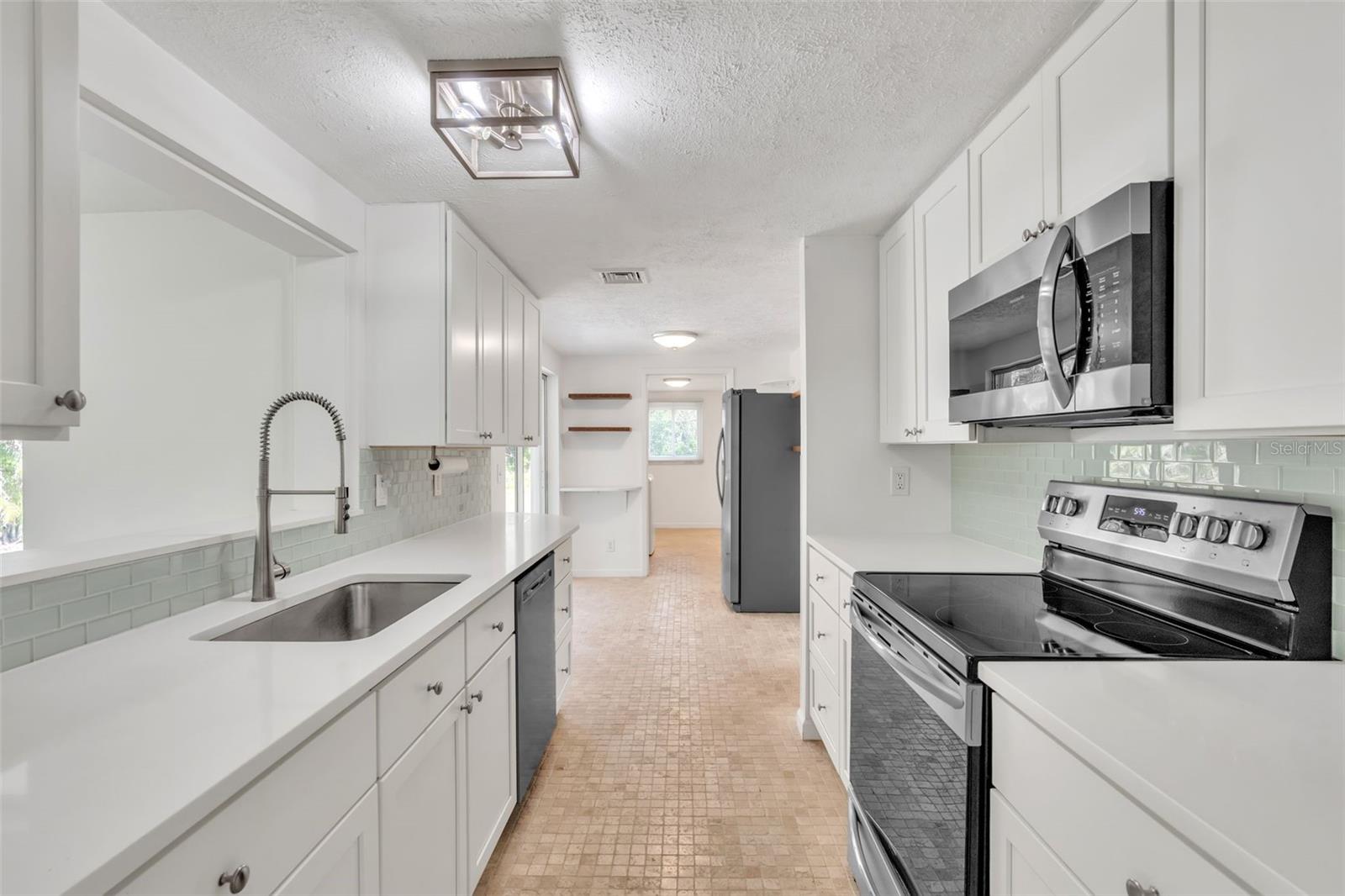 1115 LARCHMONT DRIVE