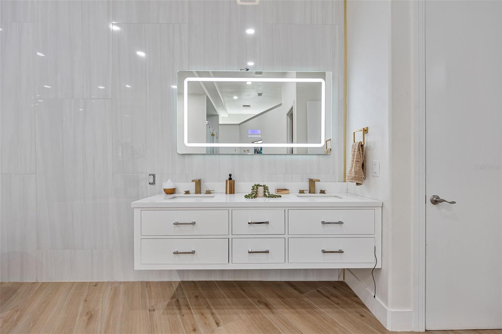 TIFFANY LAKE MANORS - Residential
