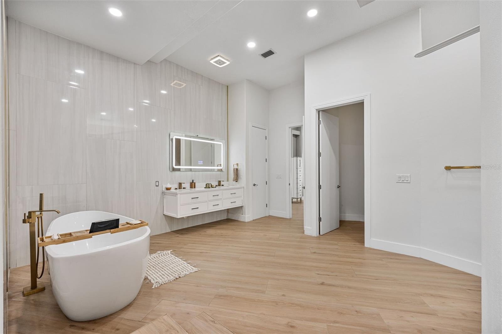 TIFFANY LAKE MANORS - Residential