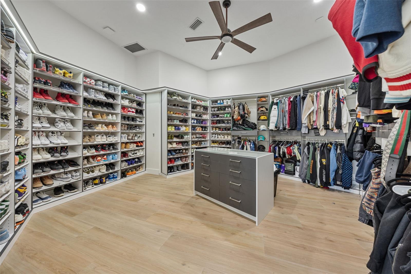 TIFFANY LAKE MANORS - Residential