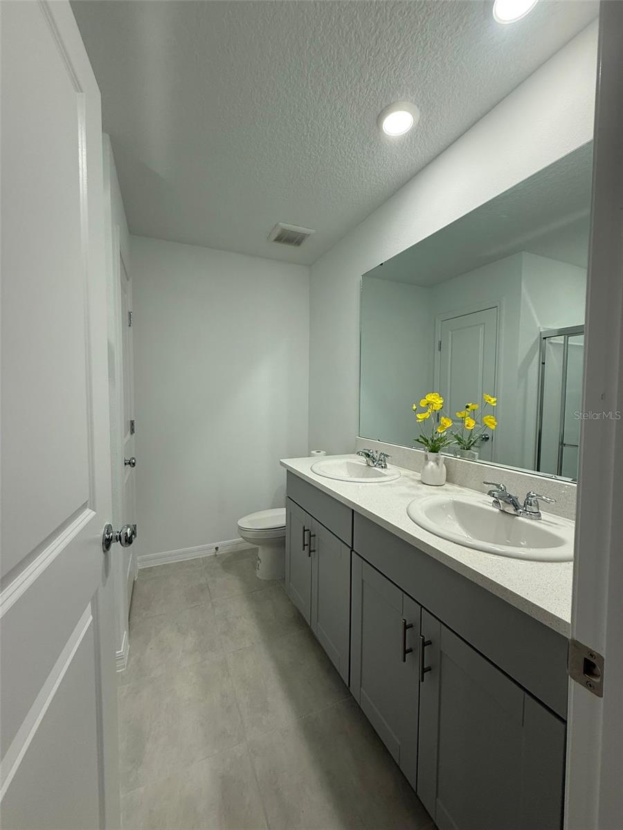 THE TOWNHOMES AT WESTVIEW - Residential Lease