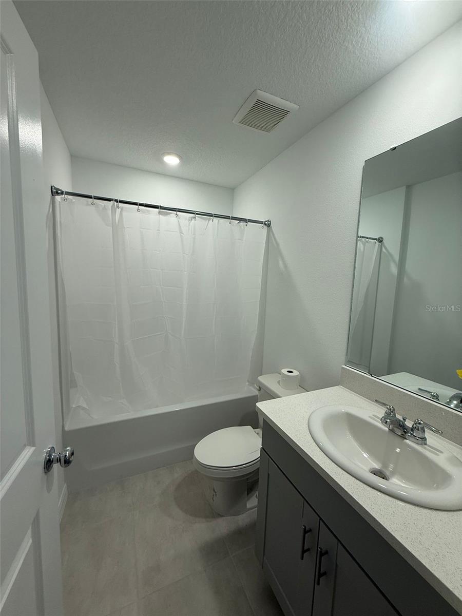 THE TOWNHOMES AT WESTVIEW - Residential Lease