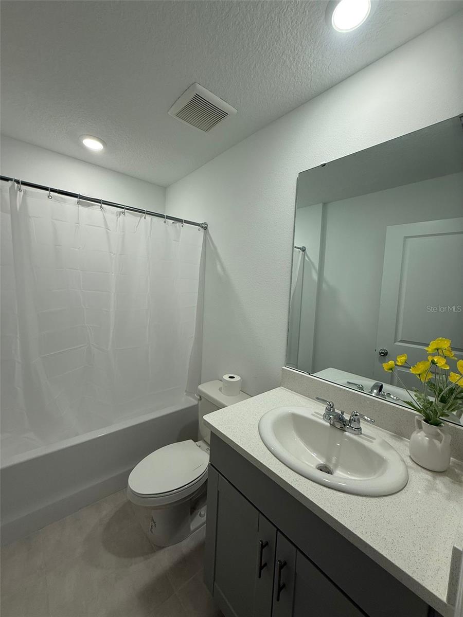 THE TOWNHOMES AT WESTVIEW - Residential Lease