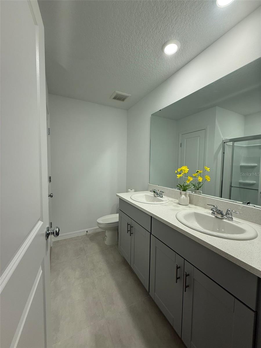THE TOWNHOMES AT WESTVIEW - Residential Lease
