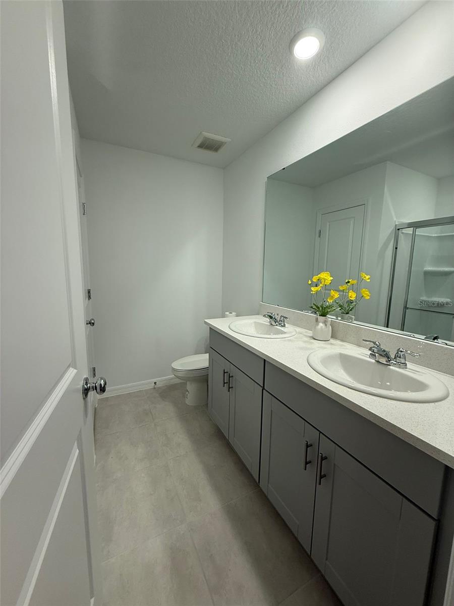 THE TOWNHOMES AT WESTVIEW - Residential Lease