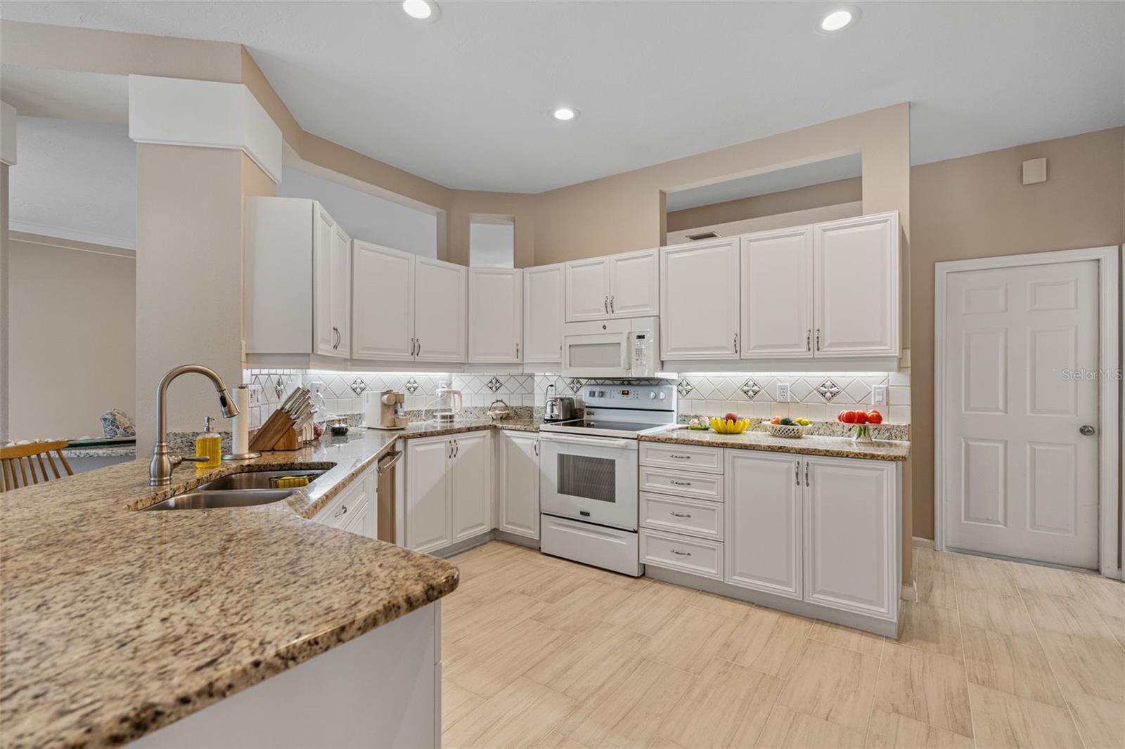 BAY OAKS ESTATES - Residential Lease